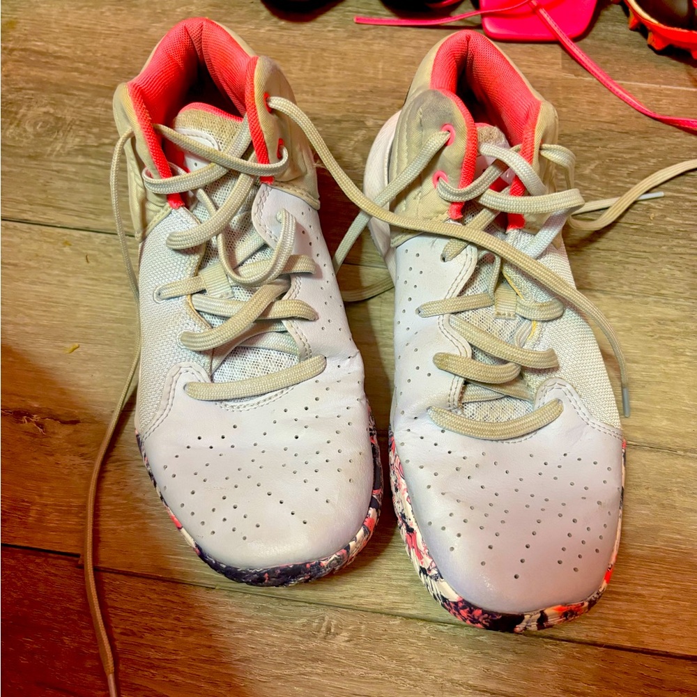 Basketball shoes size 7y